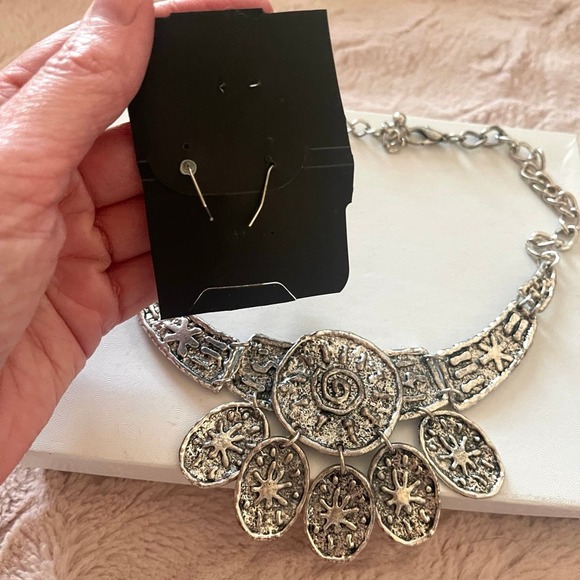 Silver Metal EUC Necklace and matching earring set - Picture 4 of 5